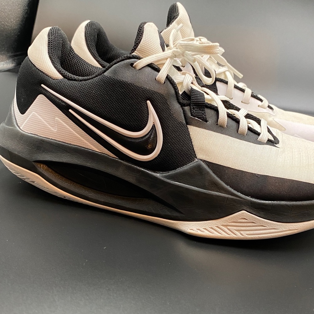 Nike Black And White Sports Basketball Shoes Sneakers 7.5
